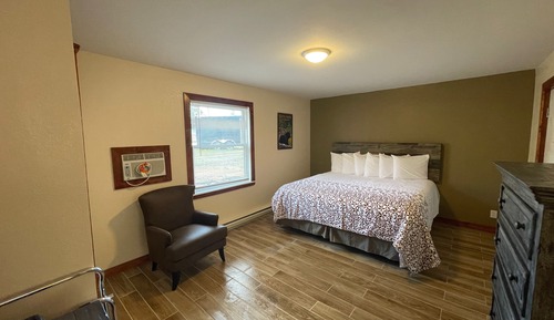 Deluxe Room, 1 King Bed (w/ Jacuzzi, Non-Pet Friendly)