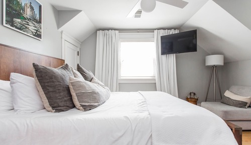 King Bed Jetted Tub (Clara and Russell Stover)
