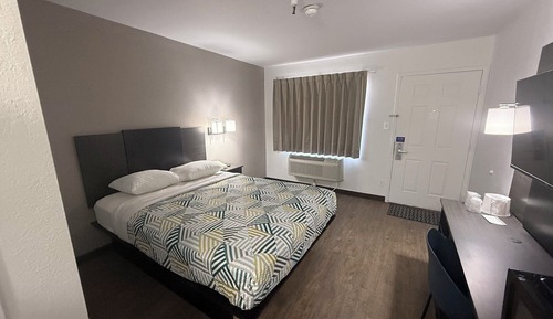 Deluxe Room, 1 Queen Bed, Non Smoking, Refrigerator & Microwave