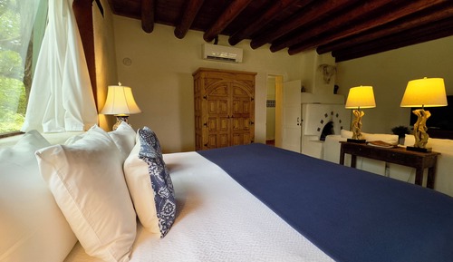 Deluxe King Suite (Pet Friendly)