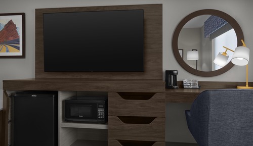 Studio, 1 King Bed, Accessible (Roll-In Shower)