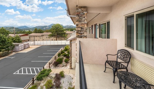 Suite, 1 King Bed, Balcony, Mountain View