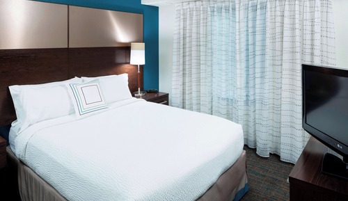 Suite, 1 Bedroom (Mobility/Hearing Access, Roll-in Shwr)