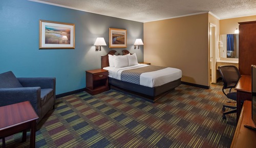 Standard Room, 1 Queen Bed, Non Smoking, Refrigerator & Microwave