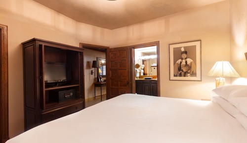 Suite, 1 King Bed, Courtyard View (Native American Suite)
