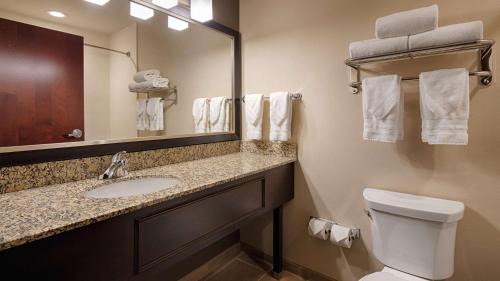 Queen Room with Two Queen Beds and Bath Tub - Disability Access/Non-Smoking 