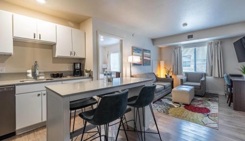 One Bedroom Executive Suite with Queen Bed - Mobility Accessible