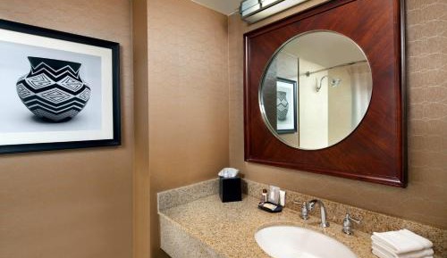 Deluxe King Room with Sky View - Non-Smoking