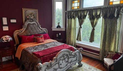 Queen Room with Shared Bathroom