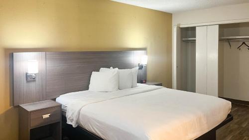 1 King Bed | Mobility Accessible Tub, Nsmk