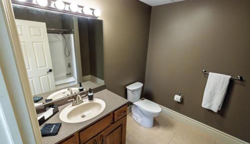 Queen Suite with Pool View