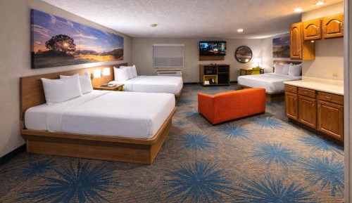 Studio Suite with Three Queen Beds - Non-Smoking