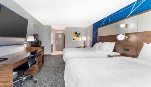 Quadruple Room with Two Queen Beds and Roll-In Shower - Disability Access/Non Smoking/Interior Hall/Pet Friendly