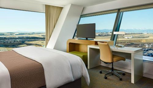 One-Bedroom Executive Suite with Roll-In Shower - Mobility/Hearing Accessible