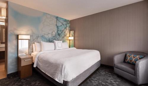King Room with Roll-In Shower - Mobility Accessible