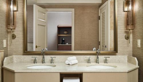 Queen Room with City View and Tub - Mobility and Hearing Accessible