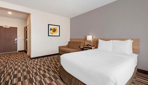 Queen Room with Sofa Bed and Roll-In Shower - Disability Access