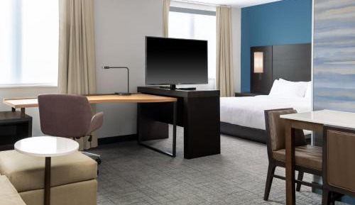 King Studio with Sofa Bed and Adapted Tub - Mobility Accessible