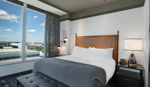 Corner Suite with King bed and City view