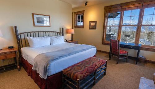 Deluxe One-Bedroom Apartment