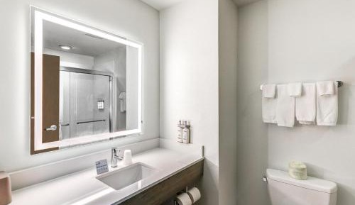 Queen Room with Two Queen Beds - Disability Access Hearing Accessible - Roll-In Shower