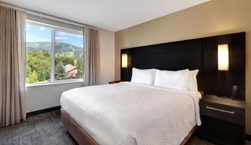 One-Bedroom King Suite with Sofa Bed Mountain Creek View