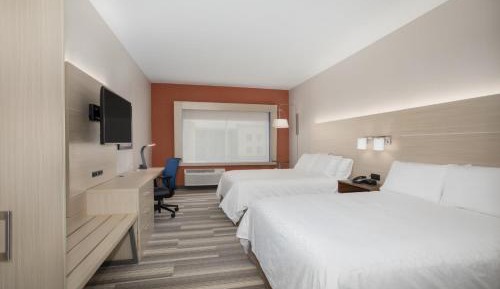 Standard Queen Room with Two Queen Beds and Mobility Accessible Tub