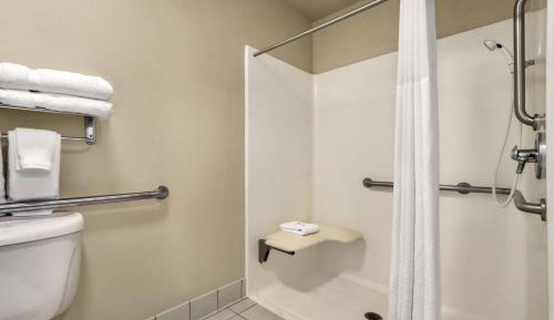 Deluxe Queen Room - Mobility Access/Non-Smoking
