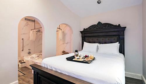 Deluxe King Suite