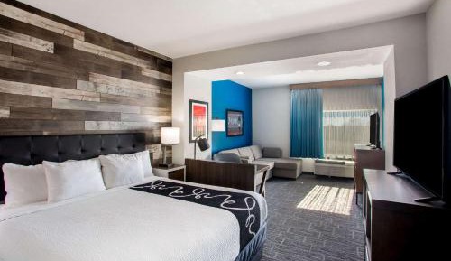Executive King Studio Suite with City View - Non-Smoking