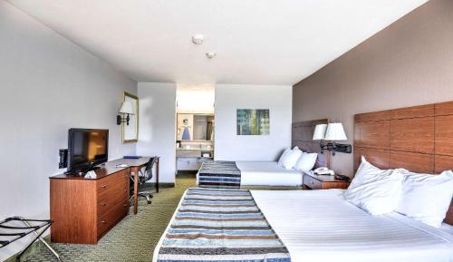 Queen Room with Two Queen Beds with Bath Tub - Mobility Accessible/Non-Smoking
