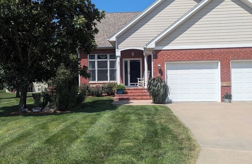 Hesston House | Meadow Lane Retreat Spacious 4-bedroom house in wonderful Hesston with AC, WiFi