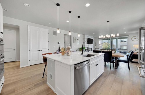 Aurora House | Spacious 5-bedroom house in lovely Aurora with AC, WiFi, fitness room