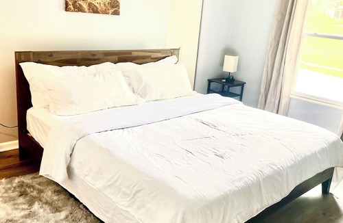 Olathe House | Pet friendly 3bdr with King