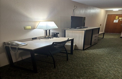 Marysville Apartment | King Bed Non-Smoking