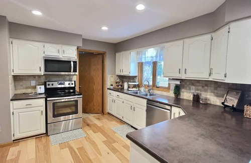 Hays House | Spacious, Big Family-Friendly 4 Bedroom Ranch Home in Hays, Kansas