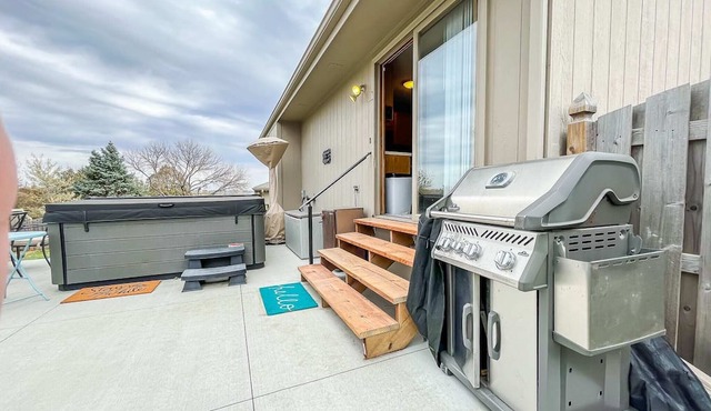 New 3 bd 2 bath Hot tub