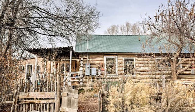 Cabaña de madera en una granja orgánica cerca de Taos, Nuevo México