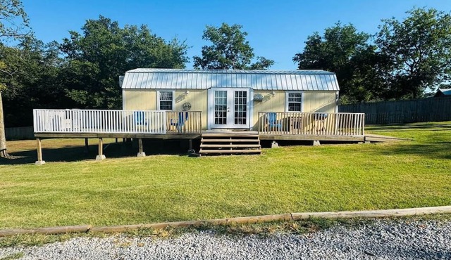 Family friendly, Spacious country setting near Lakes. roomy parking.