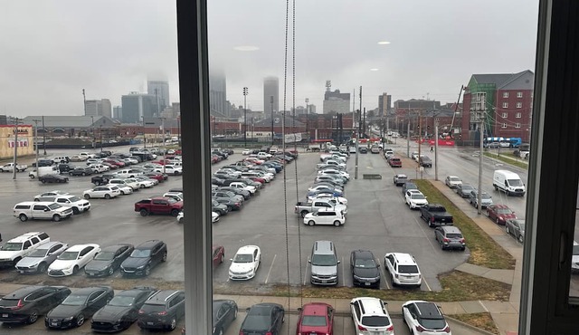 Bright apartment within walking distance of college World Series and downtown
